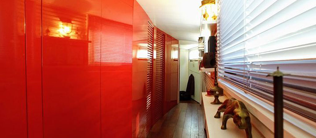 couloir rouge laque architecture